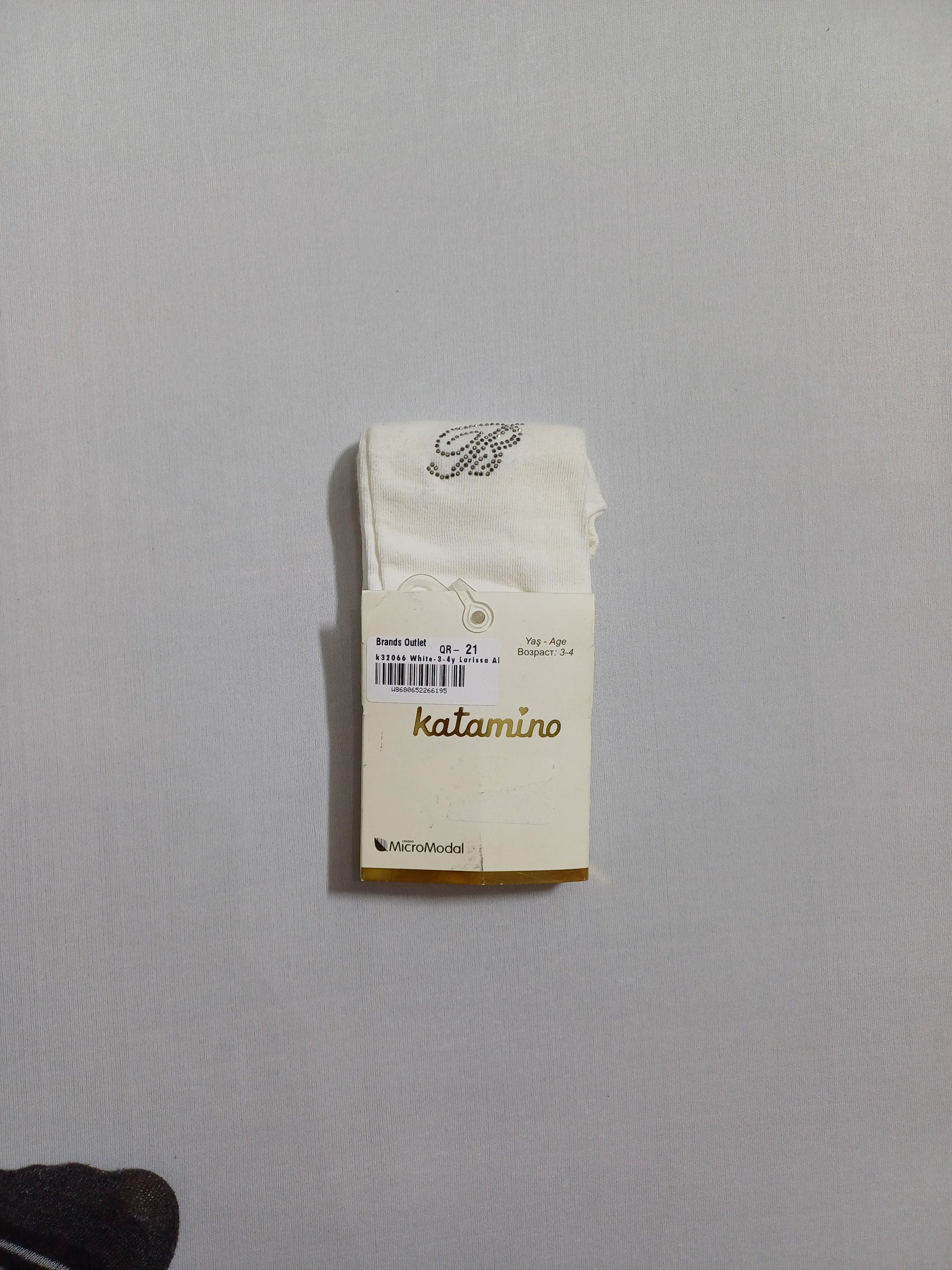 k32066 جوارب طويلة بيضاء من Larissa Aks