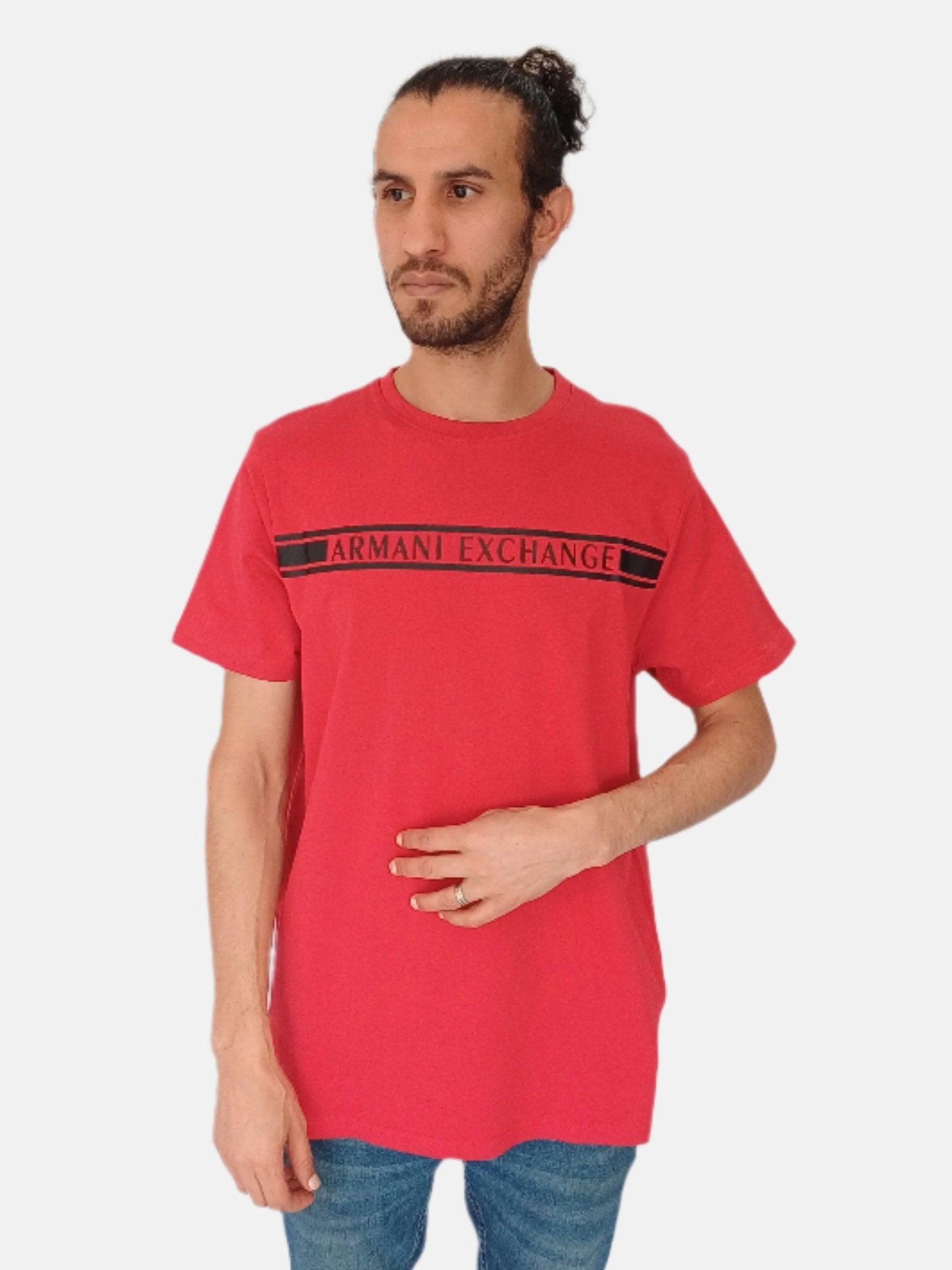 تي شيرت Armani Exchange مطبوع باللونين الأحمر والأسود وياقة مستديرة