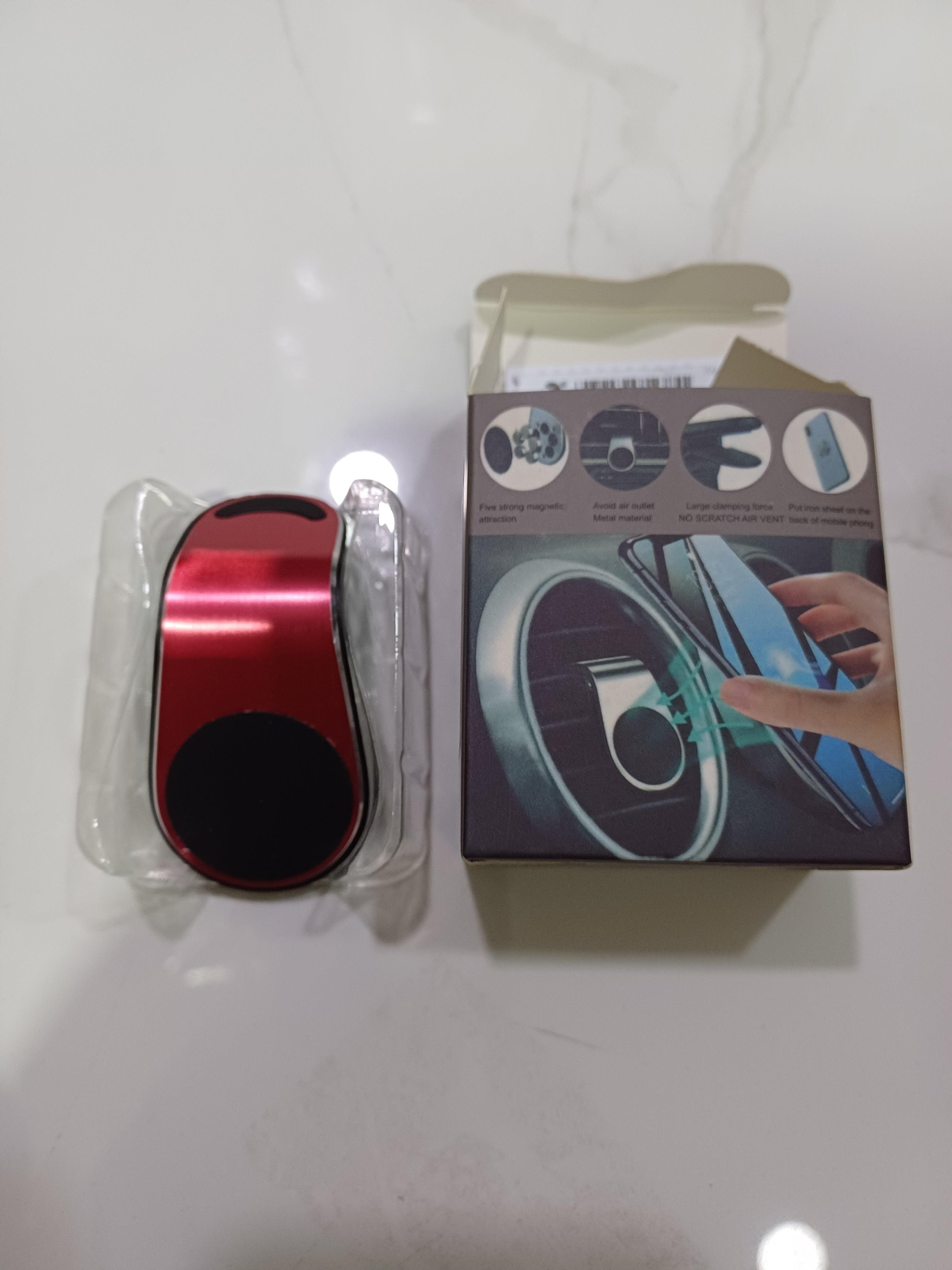 حامل سيارة باللون الأحمر