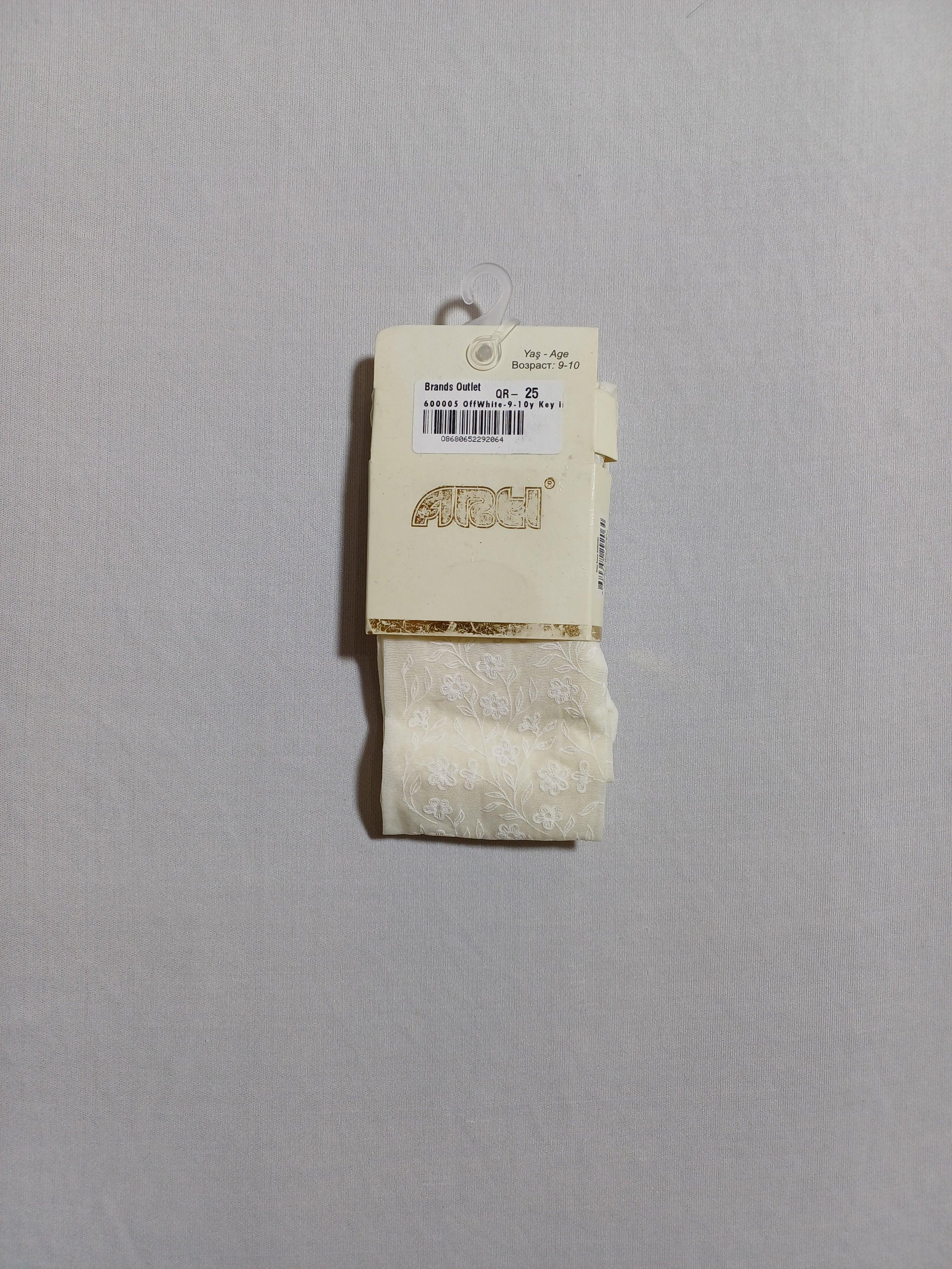 600005 جوارب طويلة باللون الأبيض الفاتح